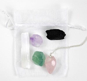 Piedras de cristal de corazón en bolsas de organza.