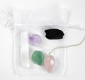 Piedras de cristal de corazón en bolsas de organza.